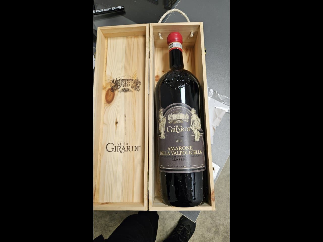 pudel kirjega "Villa Girardi 2011 Amarone Della Valpolicella" puidust kastis