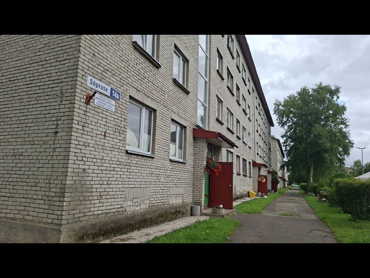 Ida-Viru maakond, Kohtla-Järve linn, Ahtme linnaosa, Sõpruse tn 14a-31. Üldpind 36,30 m2, 2-toaline korter, 1.korrus.