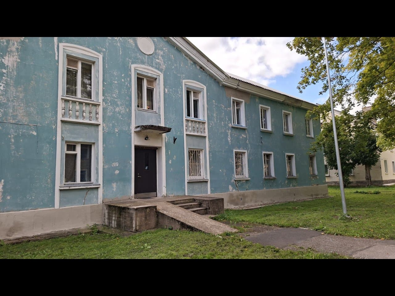 Ida-Viru maakond, Kohtla-Järve linn, Kukruse linnaosa, Lehe tn 9-6, üldpind on 88,20 m2, 3- toaline, 1. korrus.